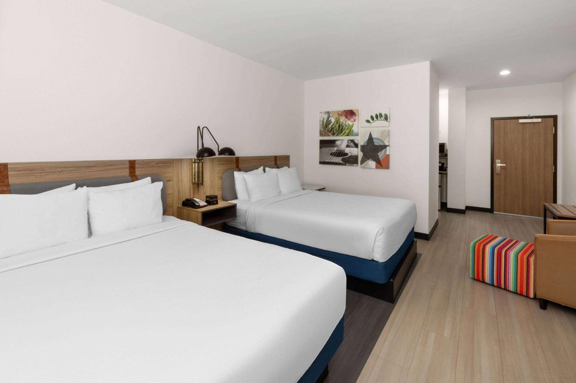 Hotel La Quinta & By Wyndham East Loop-375 2*